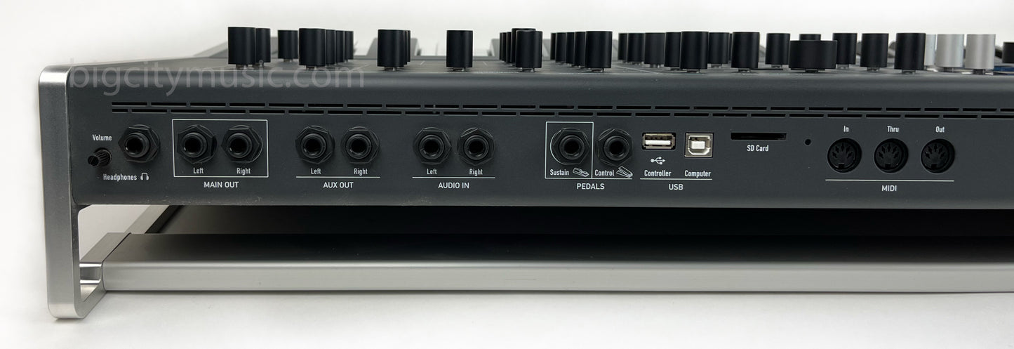 Quantum 8-Voice 61-Key Hybrid Synthesizer